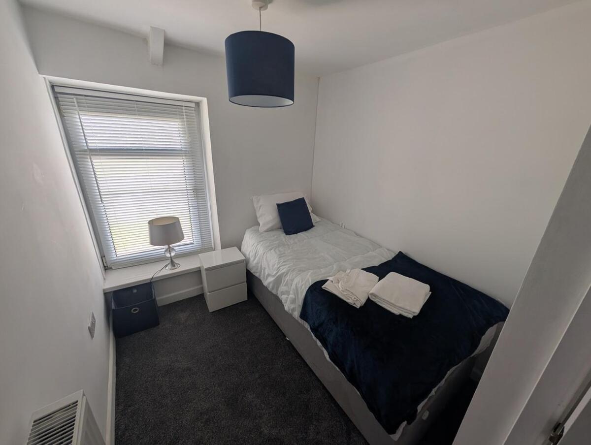 5-bed Near Stadium Holiday home