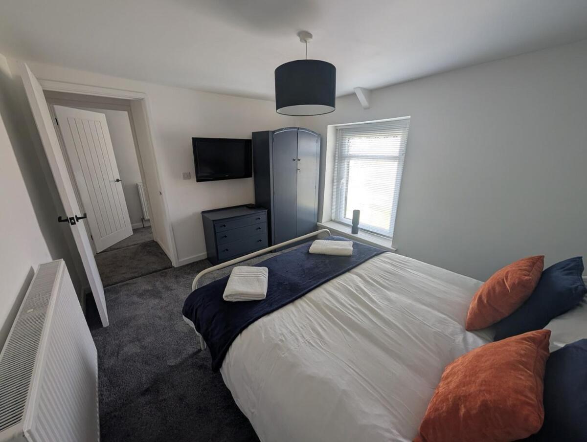 5-bed Near Stadium Holiday home