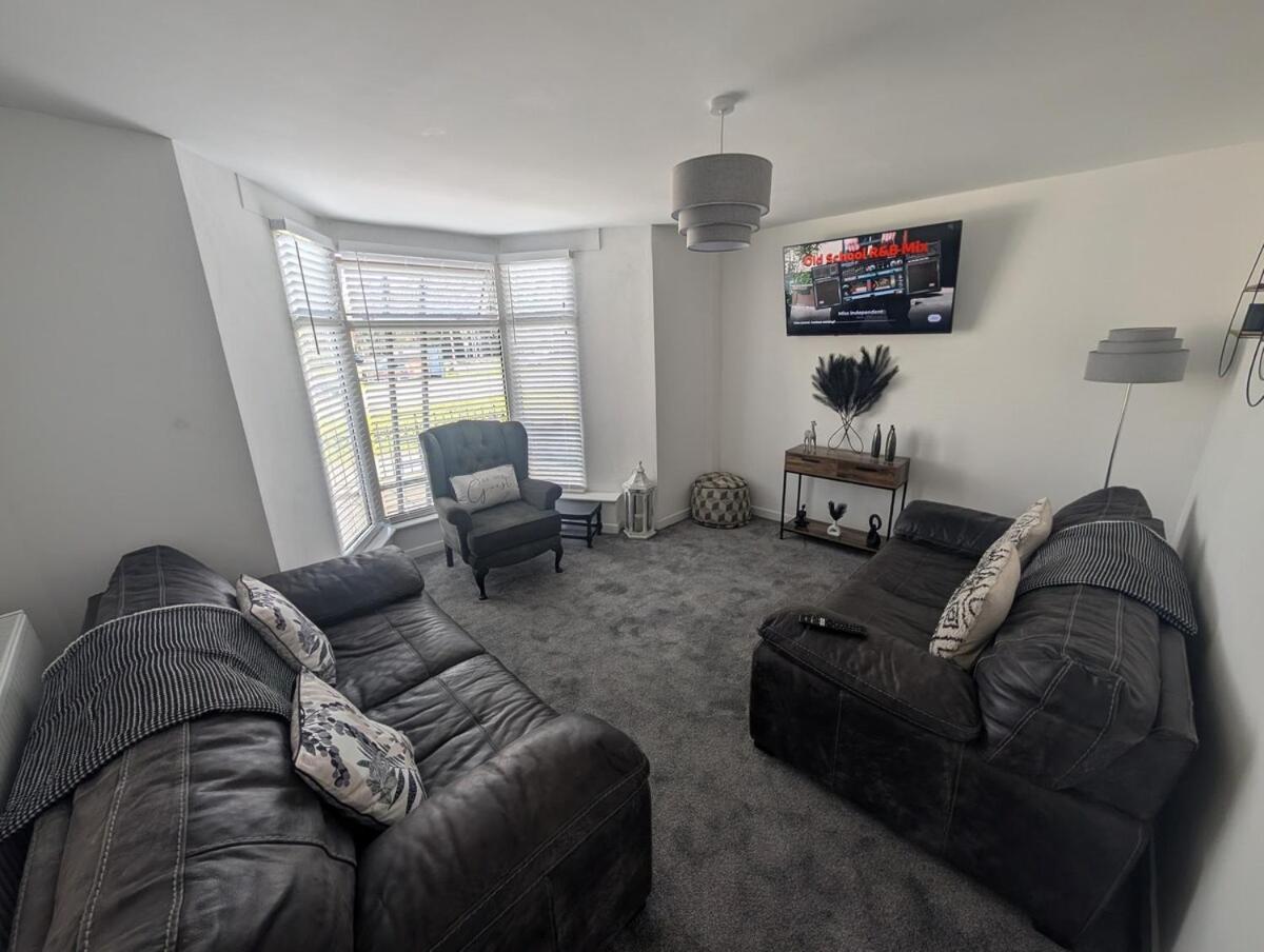 5-bed Near Stadium Holiday home *