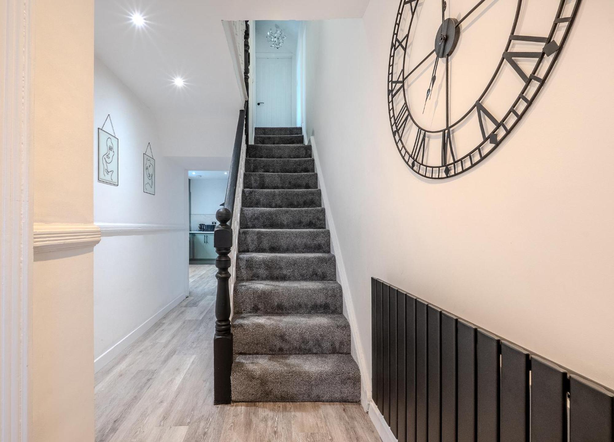 5-bed Near Stadium Holiday home